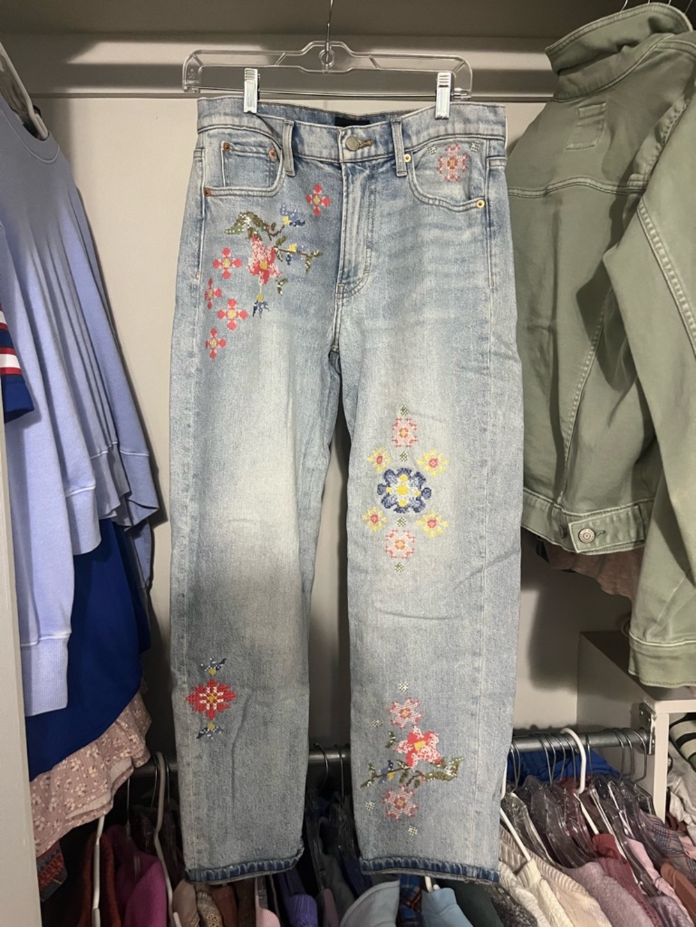 Lucky Brand Women’s embroidered floral mid rise boy jeans light blue denim - Picture 2 of 3